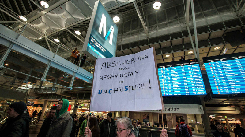 Kirchlicher Protest gegen eine Abschiebung nah Afghanistan: Demonstration am 22. Februar 2017 am Flughafen München 