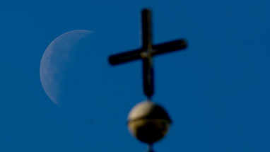 Kirchturm mit Mond