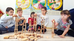 Kindergartenkinder beim Spielen