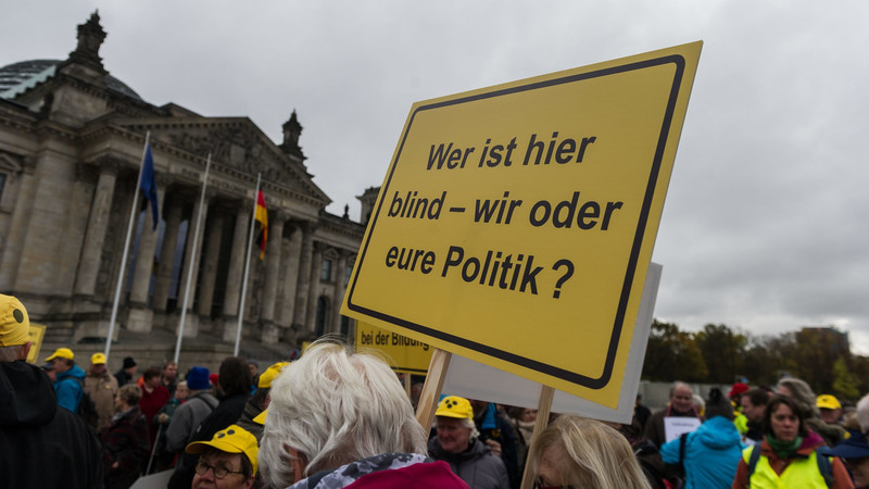 Demonstranten gegen das geplante Bundesgesetz über die Teilnahme halten die Banner in Berlin, Deutschland, am 7. November 2016. Menschen mit Behinderungen befürchten schwere Kürzungen bei den Leistungsrenten.