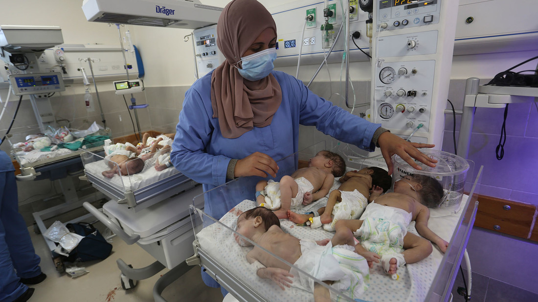 Eine Krankenschwester versorgt frühgeborene palästinensische Babys in einem Krankenhaus.