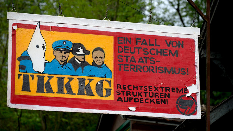 Protestschild, auf dem unter anderem ein Ku-Klux-Klan Mitglied und die Angeklagte im NSU-Prozess, Beate Zschäpe, abgebildet sind, hängt am 07.05.2013 am soziokulturellen Zentrum Club Alpha in Schwäbisch Hall 