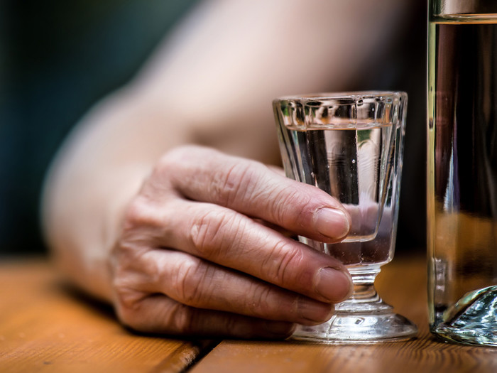 Eine Hand am Glas: Alkoholismus ist auch unter alten Menschen ein Problem