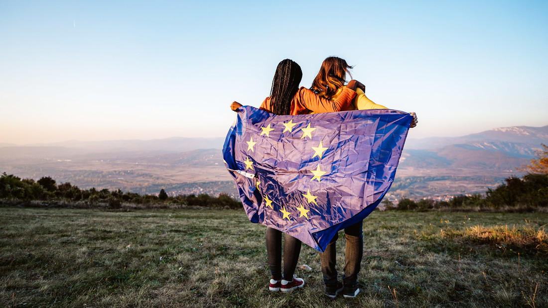 Zwei Mädchen mit Europafahne