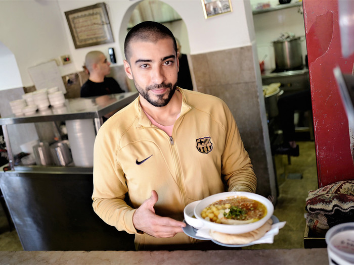 Firas serviert bei "Abu Hassan" im arabischen Viertel Jaffa