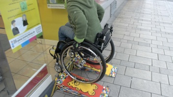 Rampen aus bunten Legosteinen als Einfahrhilfen für Rollstühle