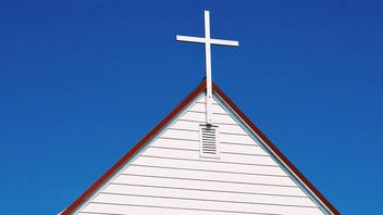 Amerikanische Kirche vor blauem Himmel