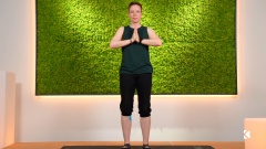 Joni macht Yoga im Youtube Video der Basis:Kirche