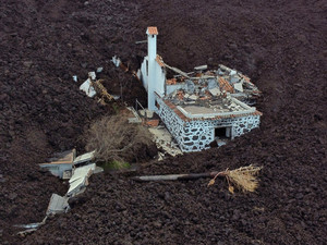 Dieses Luftbild zeigt ein zerstörtes, mit Lava bedecktes Haus nach dem Ausbruch des Vulkans Cumbre Vieja in La Laguna auf der Kanareninsel La Palma 