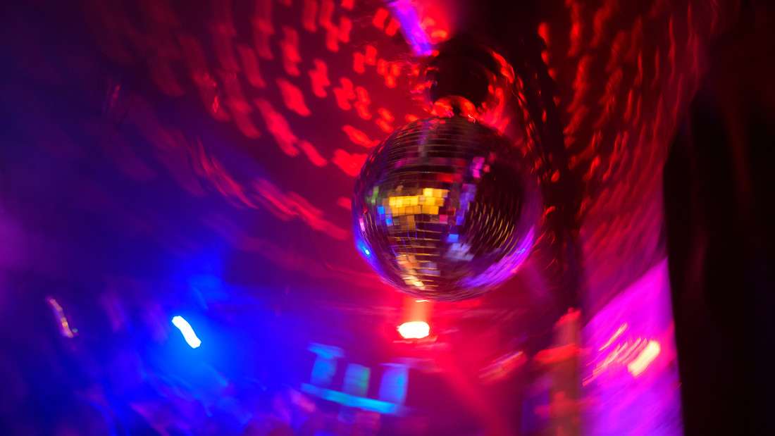 Disco-Kugel dreht sich in einem Club