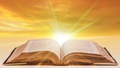 Aufgeschlagene Bibel vor Licht