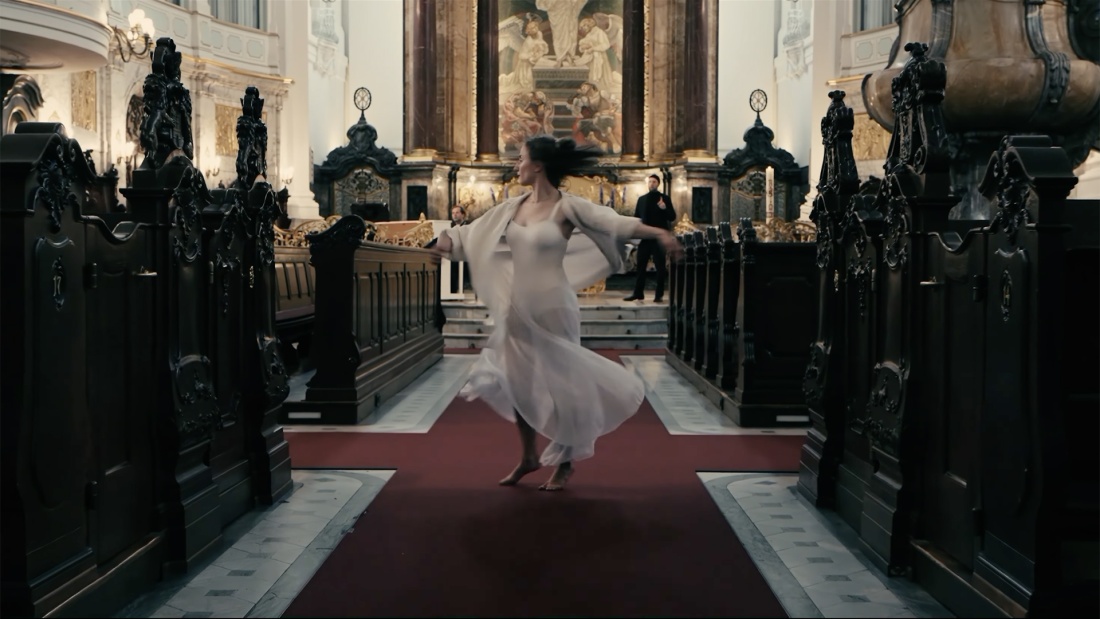 Standbild einer tanzenden Frau aus dem Video "Heute noch nicht"