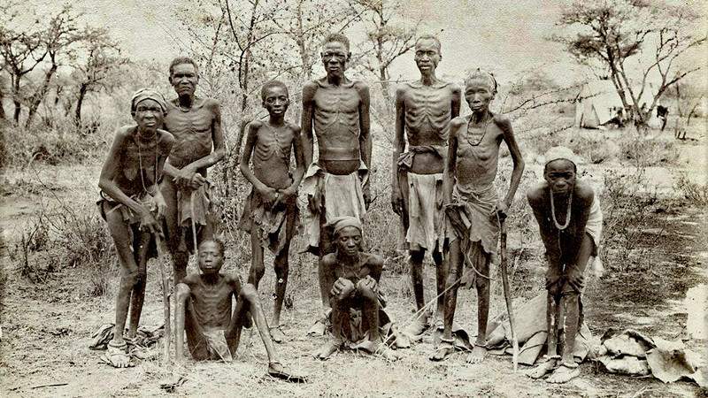 Überlebende Herero nach der Flucht durch die Wüste (ca. 1907) 