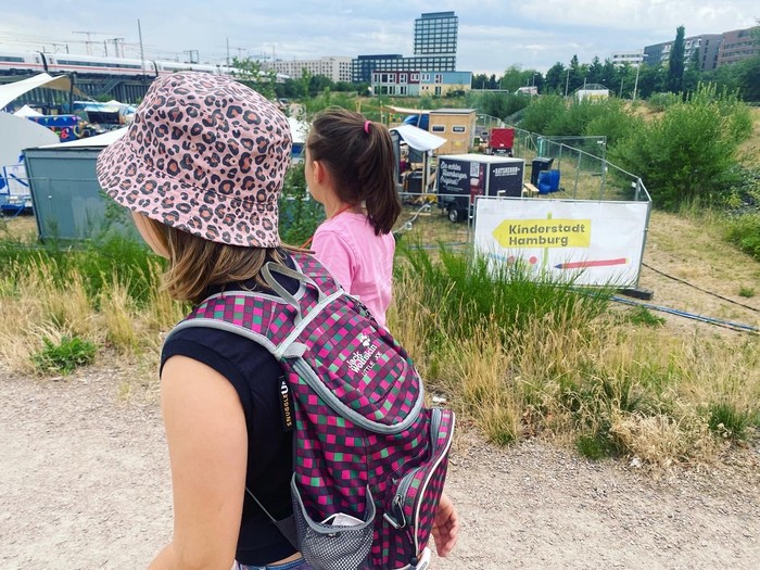 Zwei Kinder mit Rucksack auf dem Weg in die Kinderstadt Hamburg
