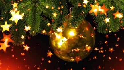 leuchtende Weihnachtskugel im Tannenbaum mit Sternen