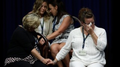 Opfer von Sexuellem Missbrauch durch Geistliche und Familienangehörige von Opfern reagieren während Generalstaatsanwalt Shapiro eine Pressekonferenz im Pennsylvania Capitol gibt. Sie weinen. 