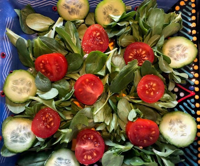 Feldsalat mit Tomaten und Gurken