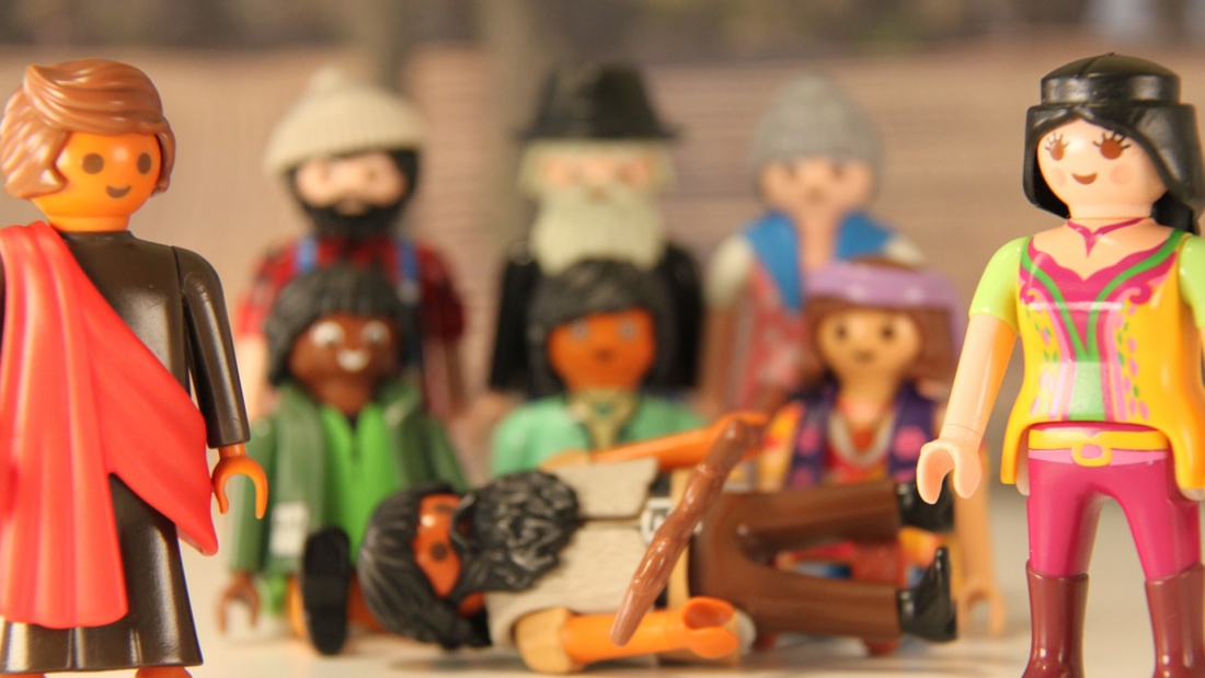 Der Brief an die Hebräer nachgestellt mit Playmobilfiguren.