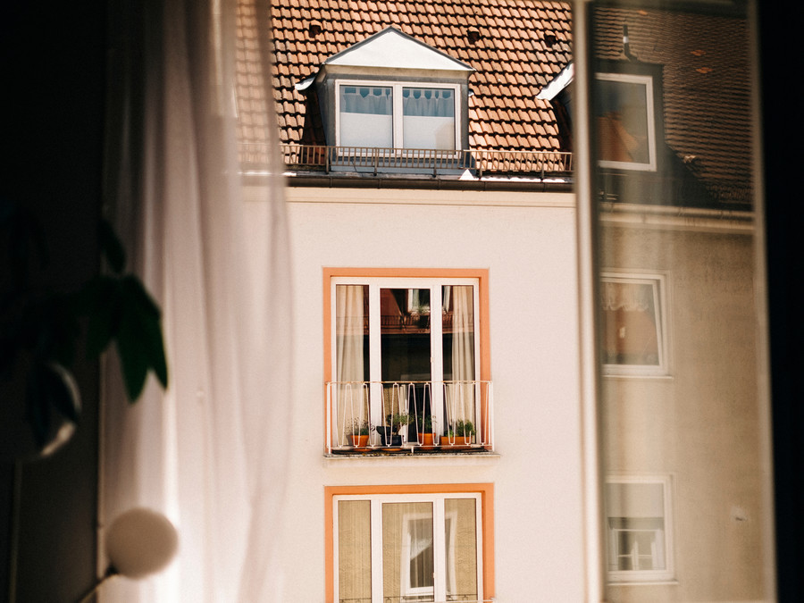 Blick aus dem Fenster auf das benachbarte Haus mit Fenstern