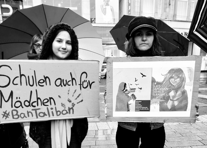 Düsseldorfer Demonstrationen für Frauen in Afghanistan. Tamana steht rechts.