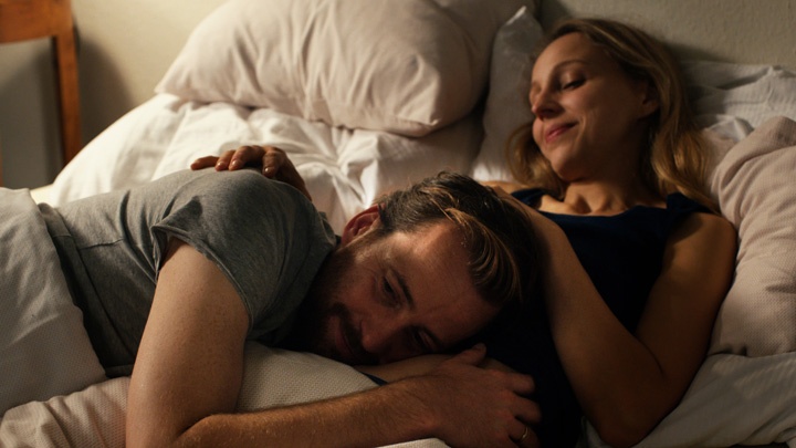 "Ellas Entscheidung": Ella Herlinger (Petra Schmidt-Schaller) und Marcus Herlinger (Christian Erdmann) liegen im Bett. Er hat seinen Kopf auf Ellas Bauch gelegt.
