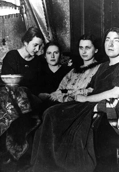 Vier Vikarinnen, das Kölner Kleeblatt genannt: Ina Gschlössl, Annemarie Rübens [1], Aenne Schümer und Elisabeth von Aschoff
