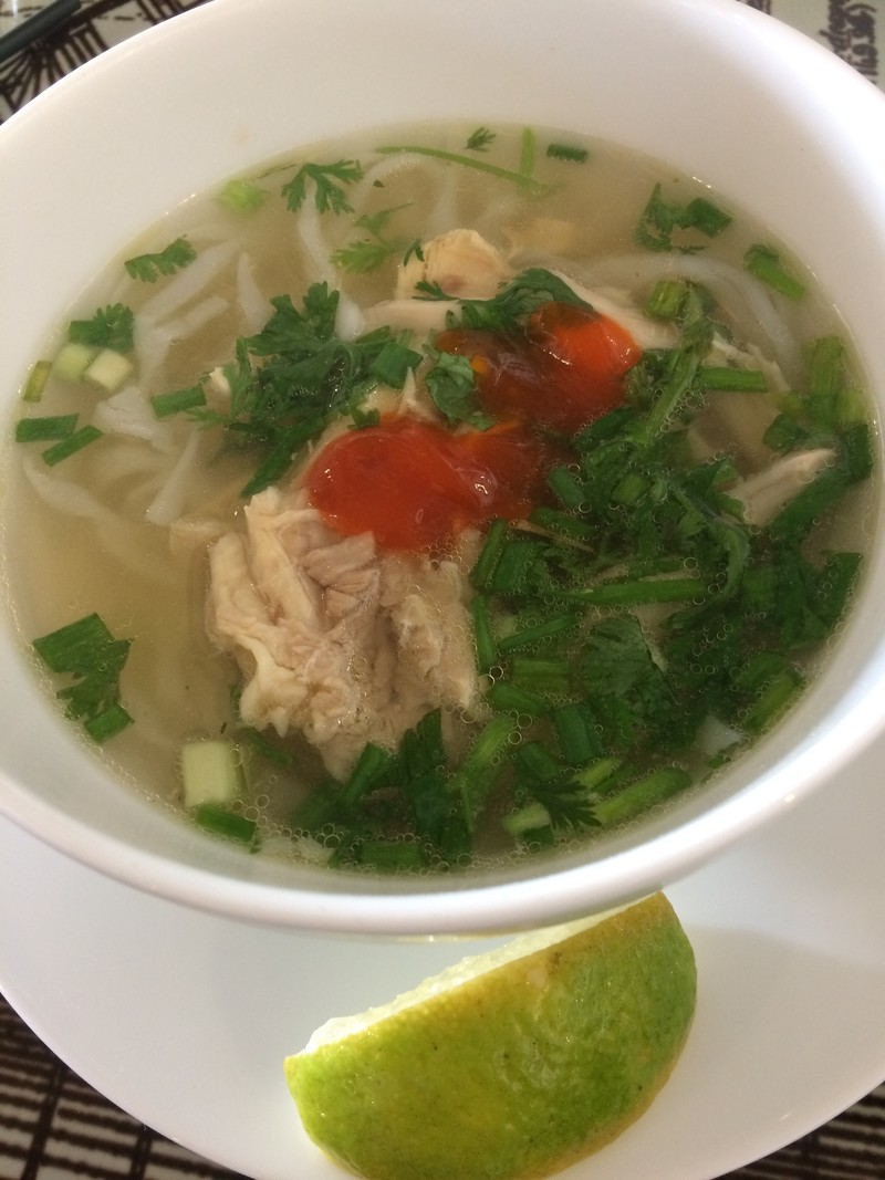 Phở-Suppe mit Chili und Limettenspalte 