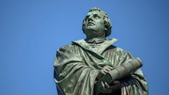 Skulptur von Martin Luther am Lutherdenkmal in Worms.