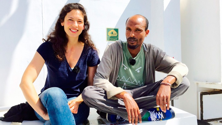 Autorin Nadia Kailouli mit einem ehemaligen Flüchtling und Helfer auf der SOS Mediterranee.