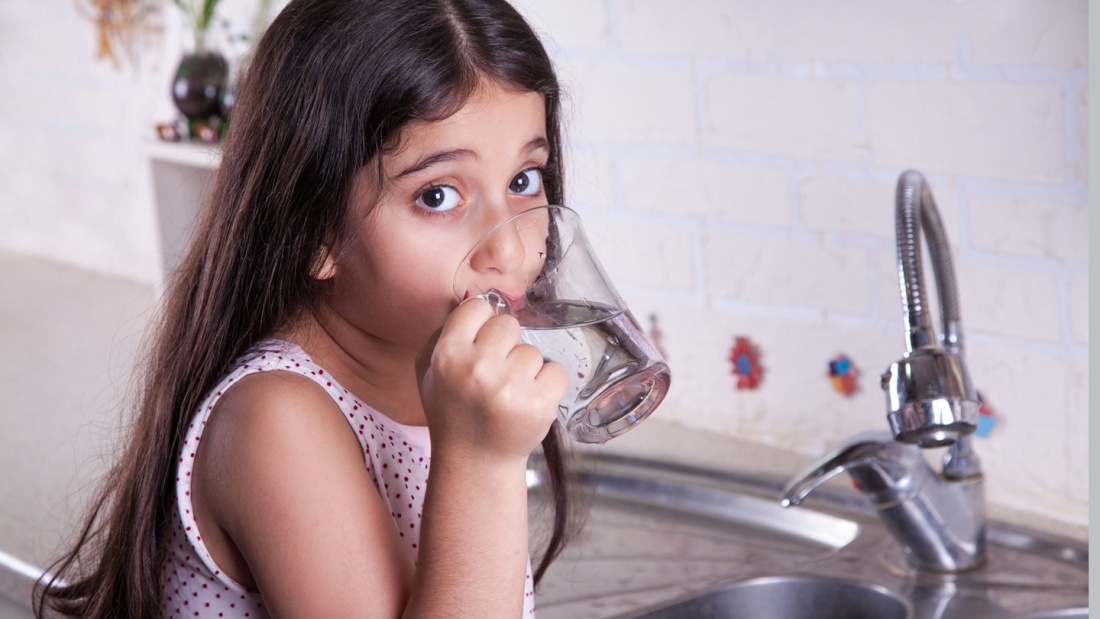 Für Kinder und Jugendliche ist Fasten gesundheitsschädlich, insbesondere der Verzicht auf Flüssigkeit.