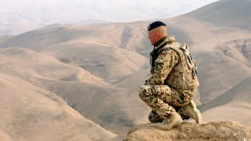 Ein Bundeswehrsoldat auf einem Aussichtspunkt bei Mazar-e Sharif (2007)
