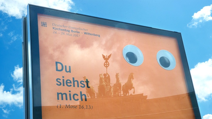 "Du siehst mich" mit zwei großen Augen: Werbung für den Deutschen Evangelischen Kirchentag 2017 in Berlin und Wittenberg