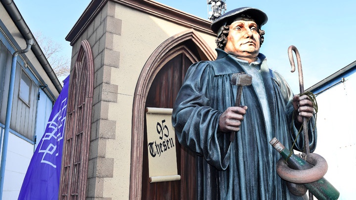 Eine 3,40 Meter hohe Luther-Figur aus Styropor steht auf dem Motivwagen der evangelische Kirche für den Mainzer Rosenmontagsumzug.