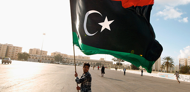 Demonstrant mit libyscher Flagge