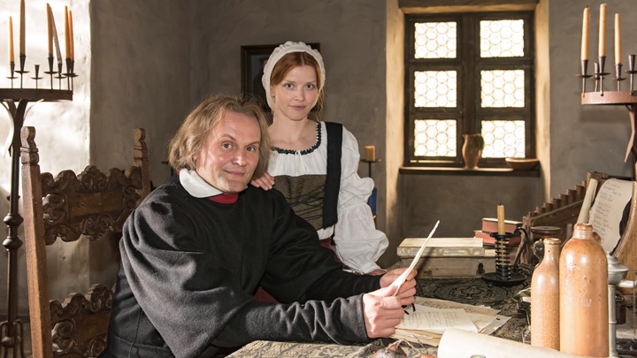 Devid Striesow als Martin Luther und Karoline Schuch als Katharina von Bora sind in der ARD am 22. Februar im Fernsehfilm "Katharina Luther" zu sehen.