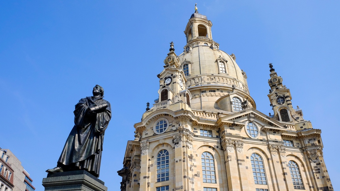 Die Statue von Martin Luther vor der Dresdner Frauenkirche.