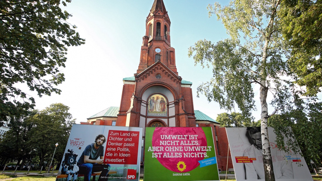 Wahlplakate von SPD, Gruenen und der FDP zur Bundestagswahl  in Berlin, hier vor der evangelischen Emmaus-Kirche in Kreuzberg
