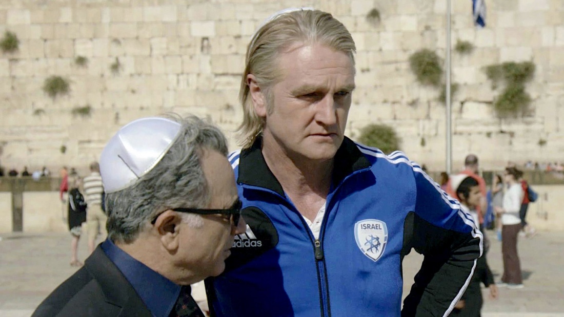 Der israelische Verbandschef Ozon (Moshe Igvy, li.) gibt dem deutschen Trainer Müller (Detlev Buck, re.) einen Crashkurs in Geschichte.