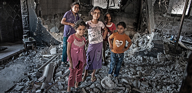 Kinder in einer Ruine im Gazastreifen 