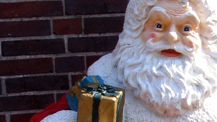 Foto zeigt eine Weihnachtsmannfigur, weißer Bart