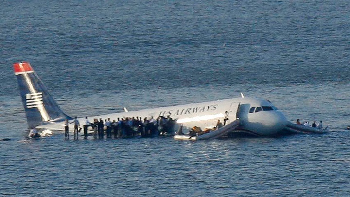 Passagiere stehen nach der Notlandung im Hudson River auf den Tragflächen des Airbus A320 von US Airways.