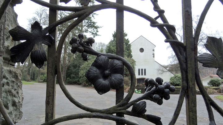 Das Eingangsportal des evangelischen Friedhofs im Wuppertaler Stadtteil Varresbeck