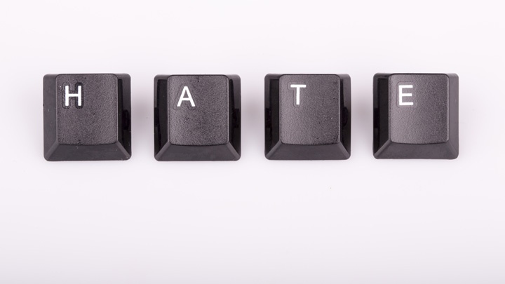 Text Hass gebildet mit Computer-Tastatur-Tasten auf weißem Hintergrund.