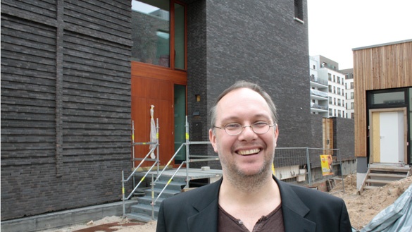 Pfarrer Lars Kessner vor dem neuen Gemeindezentrum der Hoffnungsgemeinde Frankfurt