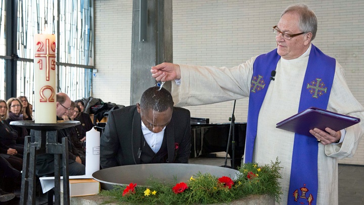 Pfarrer Ernst-Ludwig Fellechner tauft am 28.02.2016 in der Evangelischen Auferstehungsgemeinde in Mainz einen 31-jährigen Asylbewerber aus der Zentralafrikanischen Republik. 