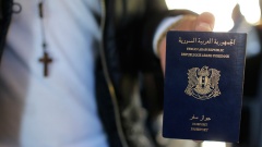 Ghassan Aleid zeigt seinen syrischen Pass. Er ist syrischer Christ und aus seiner Heimat nach Frankreich geflohen.