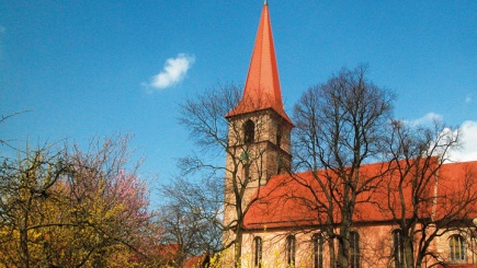 Außenaufnahme der Kirche mit Blick auf Sakristei aus Sicht des Pfarrgartens.