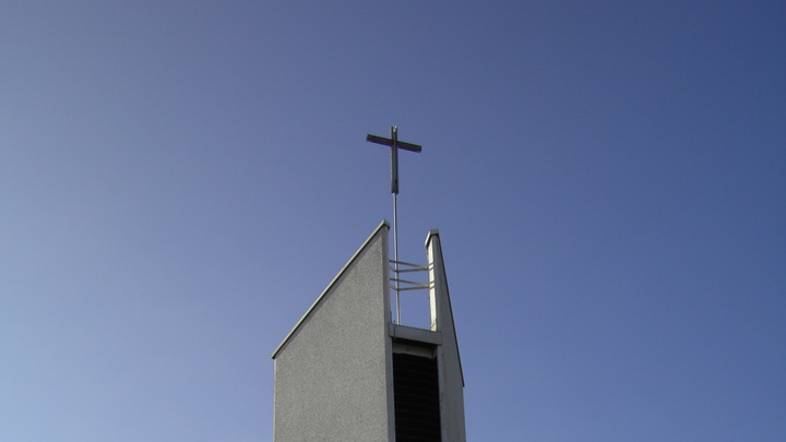 Kirchturm der Ev. Andreasgemeinde Niederhöchstadt. Die Gemeinde wurde 1970 gegründet, das Gemeindezentrum wurde 1978 erbaut. Der abgebildete Kirchturm wurde im April 1983 mit vier Glocken eingeweiht