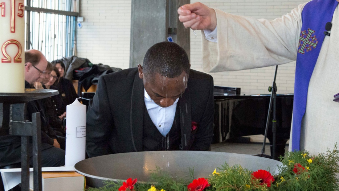 Pfarrer Ernst-Ludwig Fellechner tauft am 28.02.2016 in der Evangelischen Auferstehungsgemeinde in Mainz einen 31-jährigen Asylbewerber aus der Zentralafrikanischen Republik. 