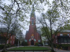 Ensemble aus der Zeit der Jahrhundertwende: Die Blankeneser Kirche am Markt (Blick von Westen), gerahmt von zwei Pastoraten